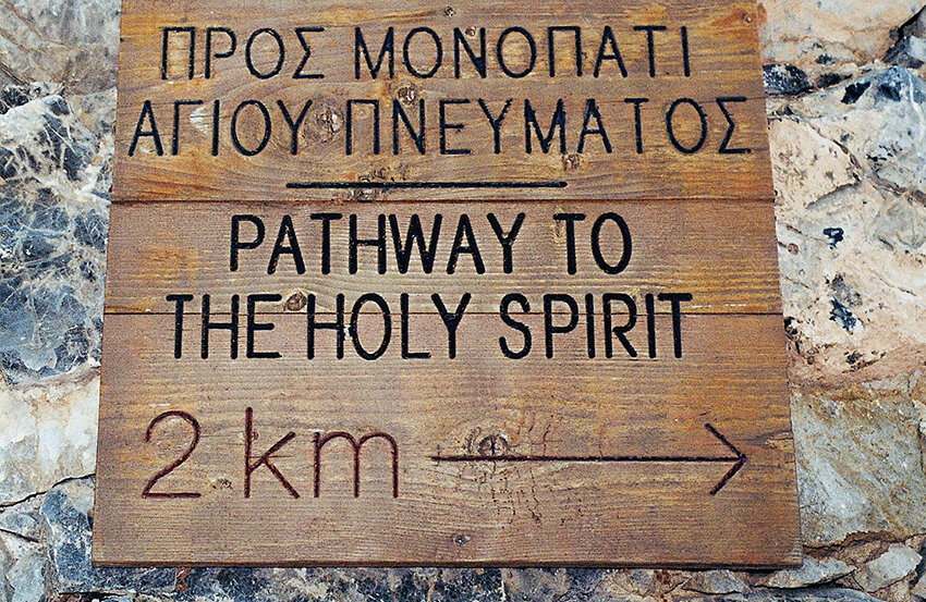 Wegweiser aus Holz, Text in Griechisch und Englisch; übersetzt: Weg zum Heiligen Geist "