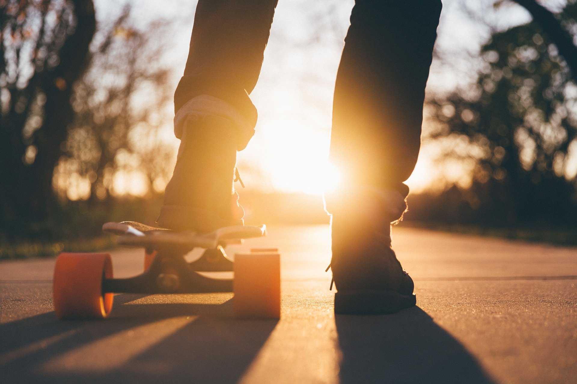 Spiricloud Headerbild: Ansicht von Beinen auf einem Skateboard 